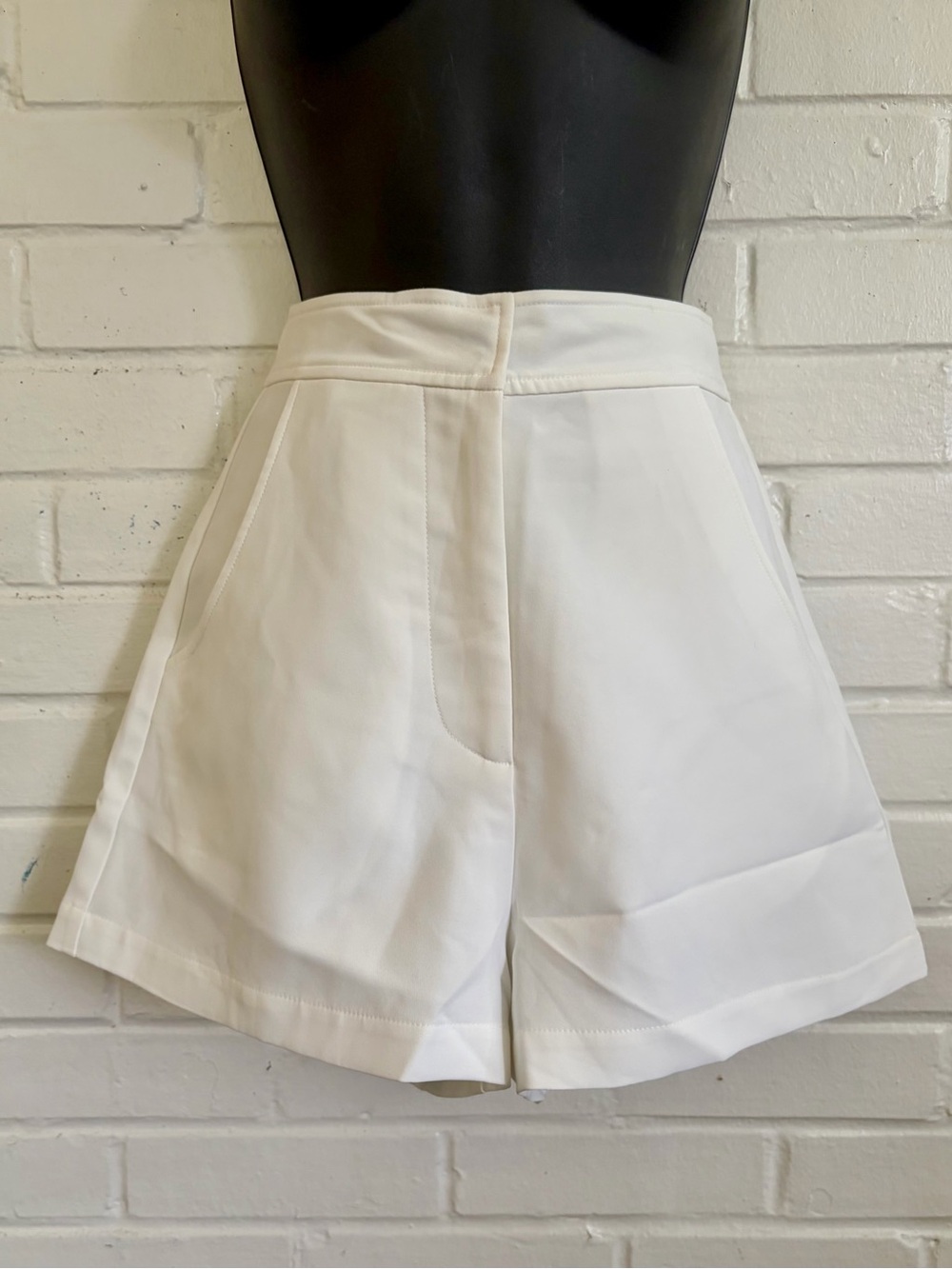 Amanda Uprichard Reeves Mid-Rise Shorts in White, SZ XS (0) 🐚 - Picture 2 of 9